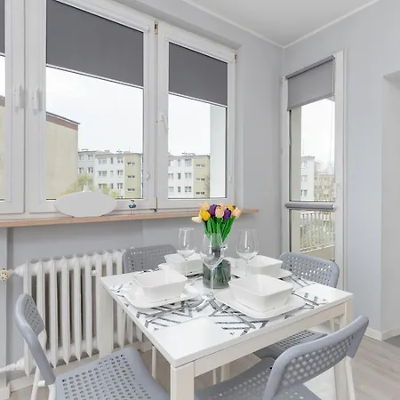 Unique & Seaside For 4 People In By Renters 格丁尼亚
