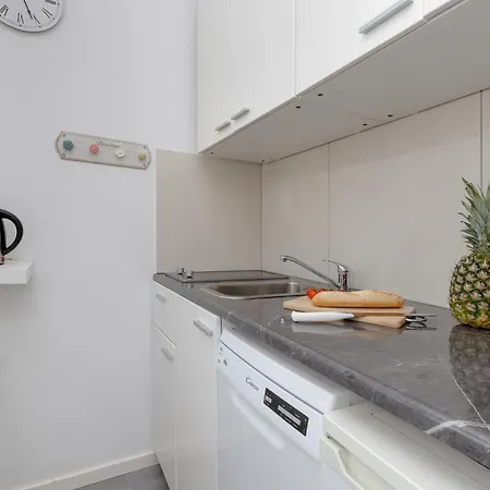 Unique & Seaside For 4 People In By Renters アパート