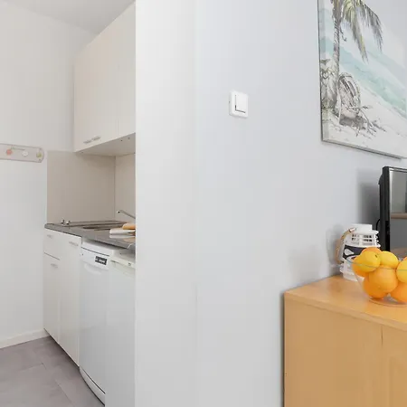 Unique & Seaside For 4 People In By Renters