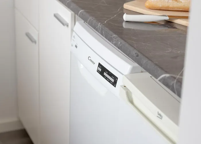 Unique & Seaside For 4 People In By Renters 公寓 *